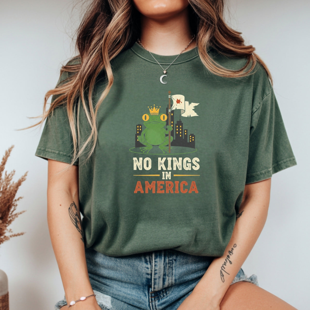 No Kings In American Frog Tee – Funny Cartoon Graphic T-Shirt – Patriotic Rebellion Top