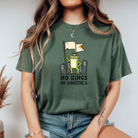 No Kings in America Frog T-Shirt – Rebellious Cartoon Graphic Tee – Funny Freedom Design