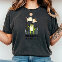 No Kings in America Frog T-Shirt – Rebellious Cartoon Graphic Tee – Funny Freedom Design