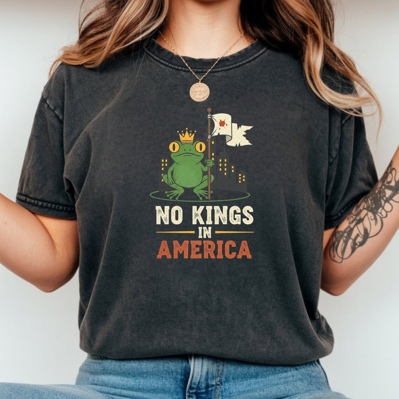 No Kings In American Frog Tee – Funny Cartoon Graphic T-Shirt – Patriotic Rebellion Top