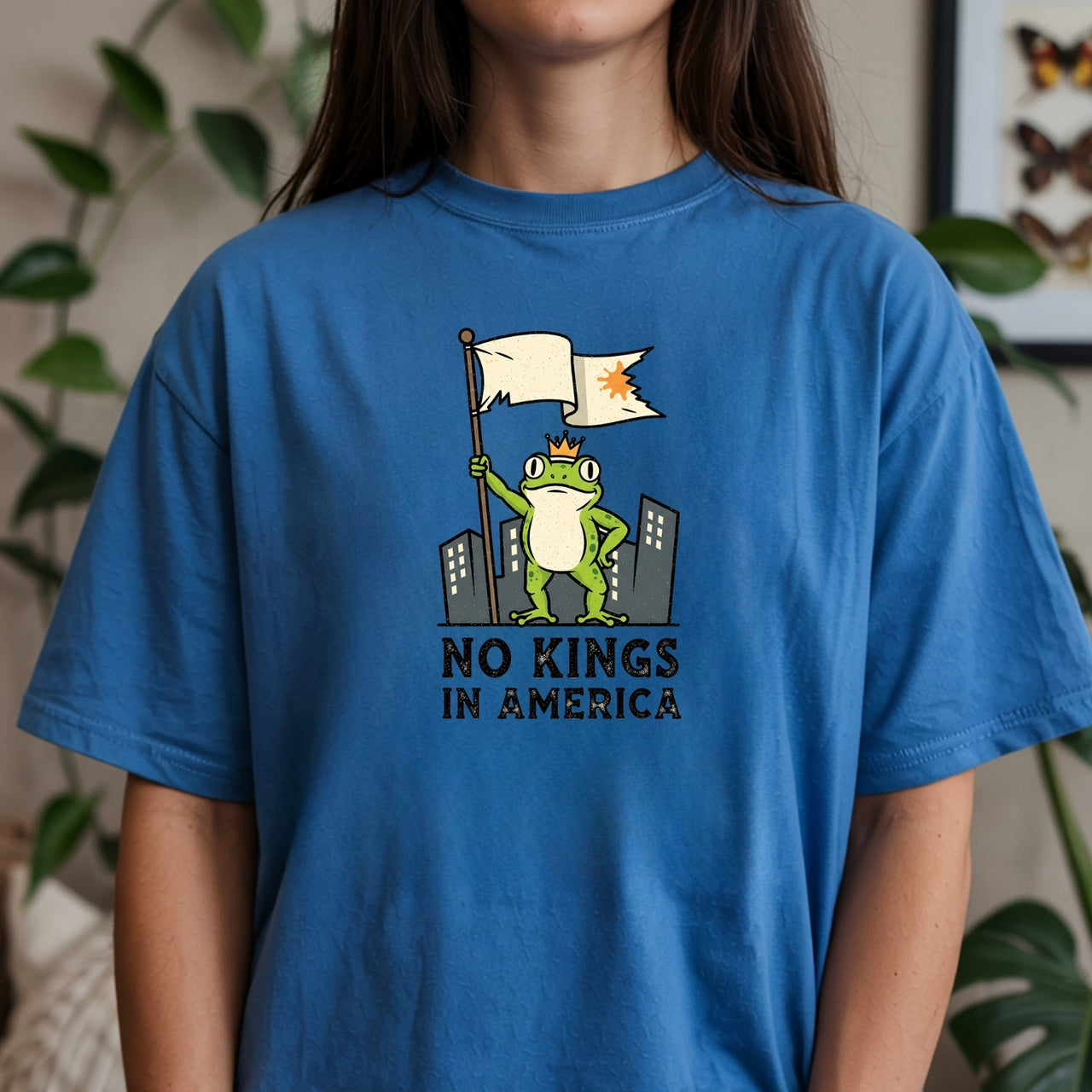 No Kings in America Frog T-Shirt – Rebellious Cartoon Graphic Tee – Funny Freedom Design