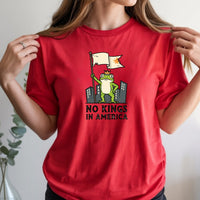 No Kings in America Frog T-Shirt – Rebellious Cartoon Graphic Tee – Funny Freedom Design