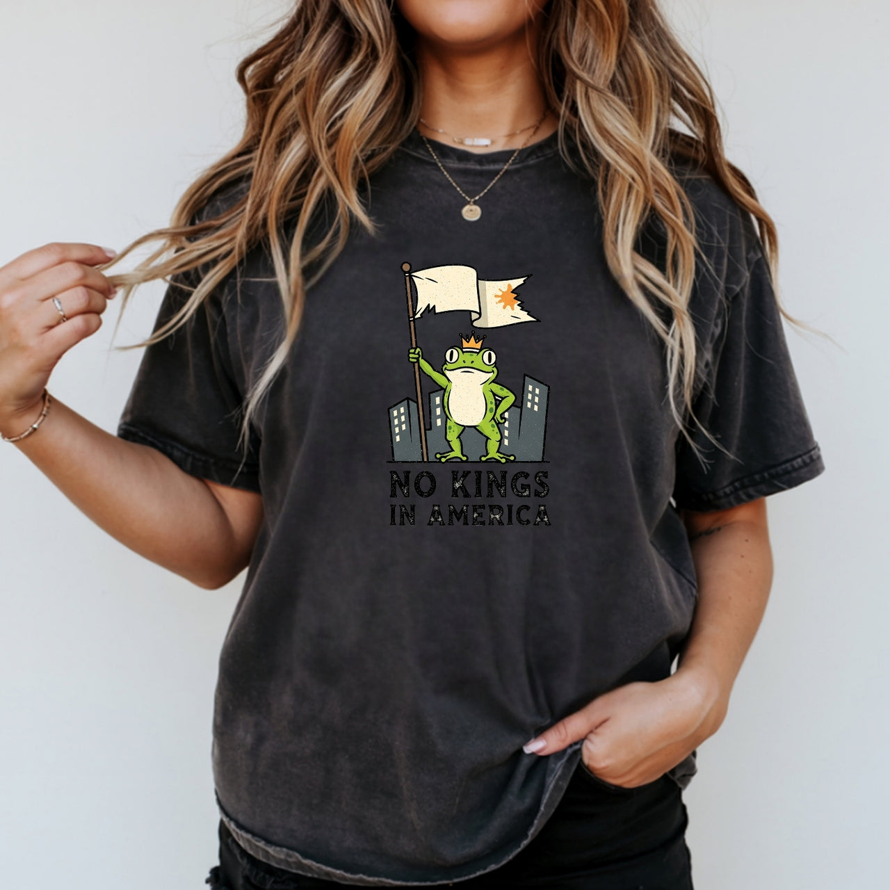 No Kings in America Frog T-Shirt – Rebellious Cartoon Graphic Tee – Funny Freedom Design