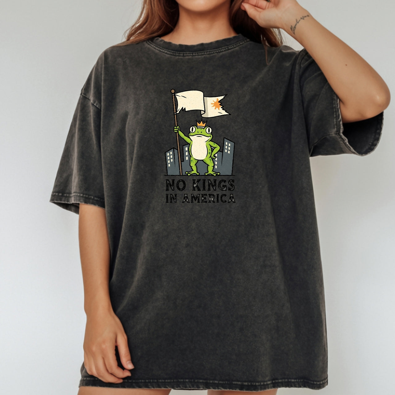 No Kings in America Frog T-Shirt – Rebellious Cartoon Graphic Tee – Funny Freedom Design