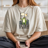 No Kings in America Frog T-Shirt – Rebellious Cartoon Graphic Tee – Funny Freedom Design