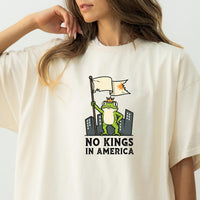 No Kings in America Frog T-Shirt – Rebellious Cartoon Graphic Tee – Funny Freedom Design