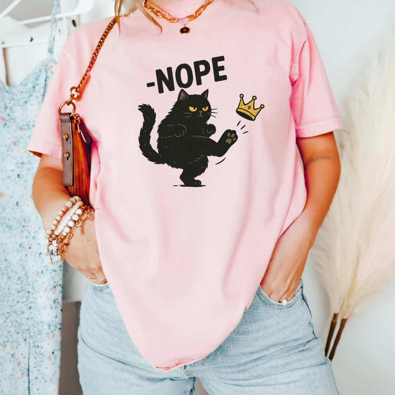 No Kings in America Black Cat Shirt – Funny Political Meme Tee – Satirical Graphic T-Shirt