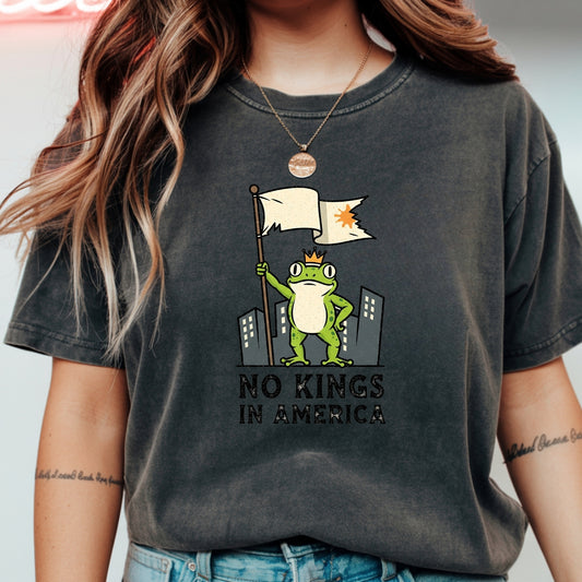 No Kings in America Frog T-Shirt – Rebellious Cartoon Graphic Tee – Funny Freedom Design