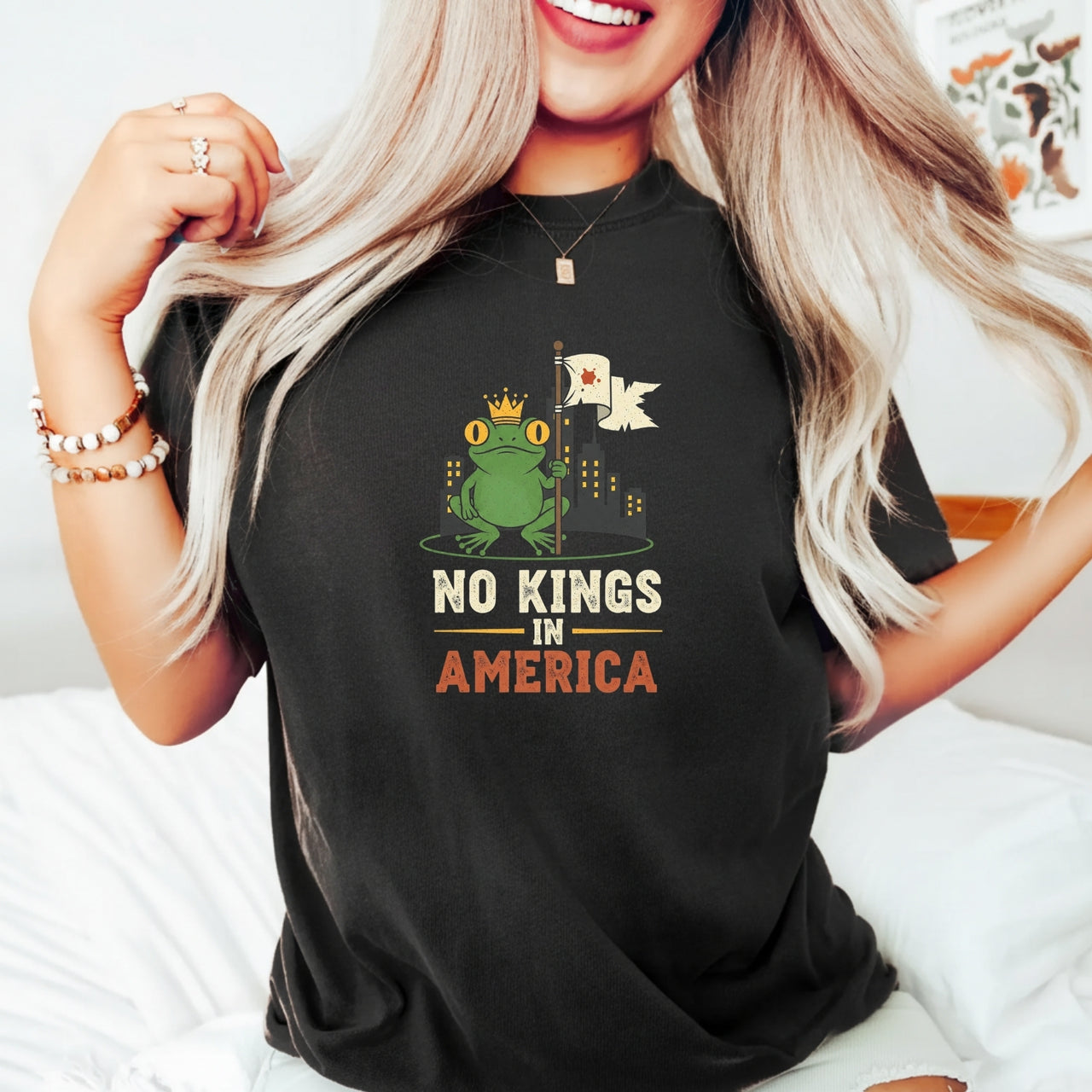 No Kings In American Frog Tee – Funny Cartoon Graphic T-Shirt – Patriotic Rebellion Top