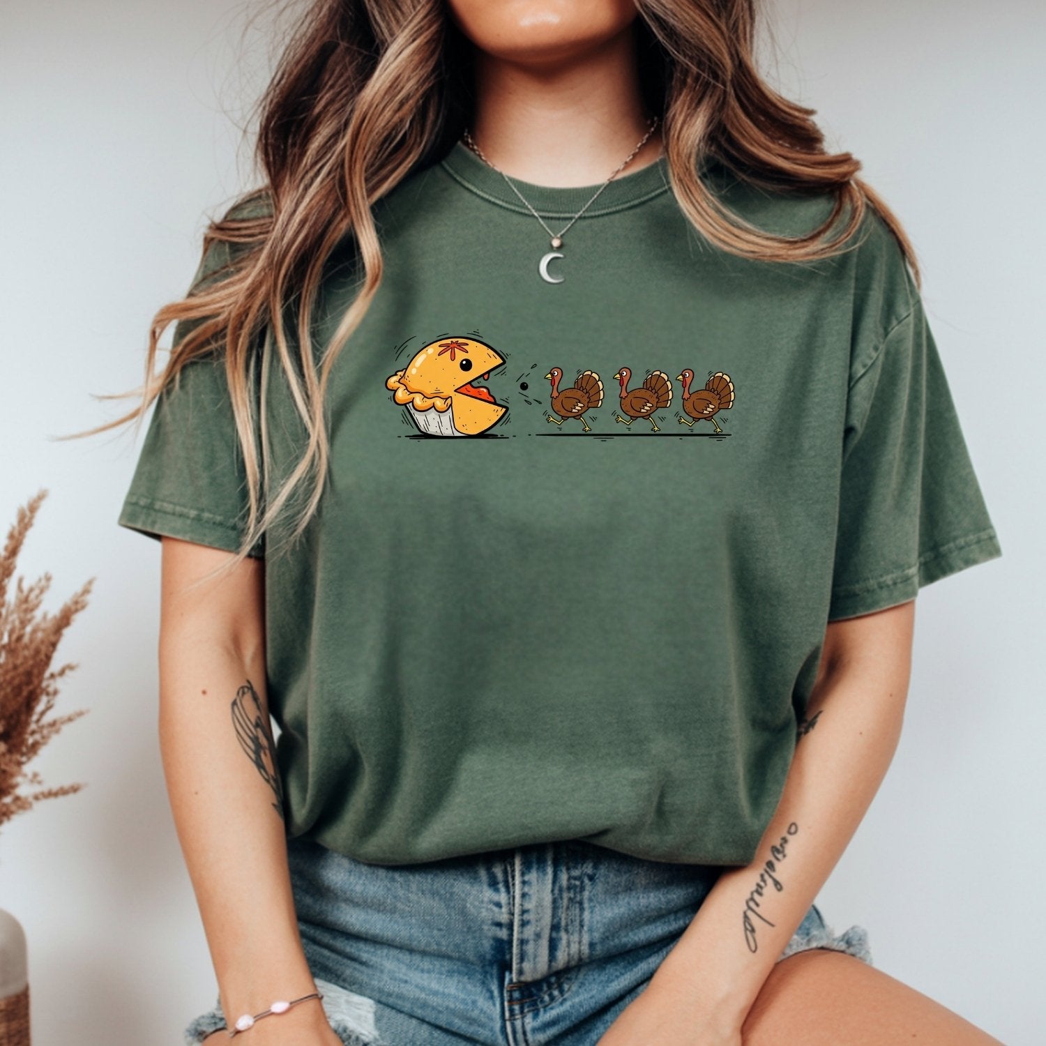 Funny Thanksgiving Shirt – Retro Pumpkin Pie Chasing Turkey Tee