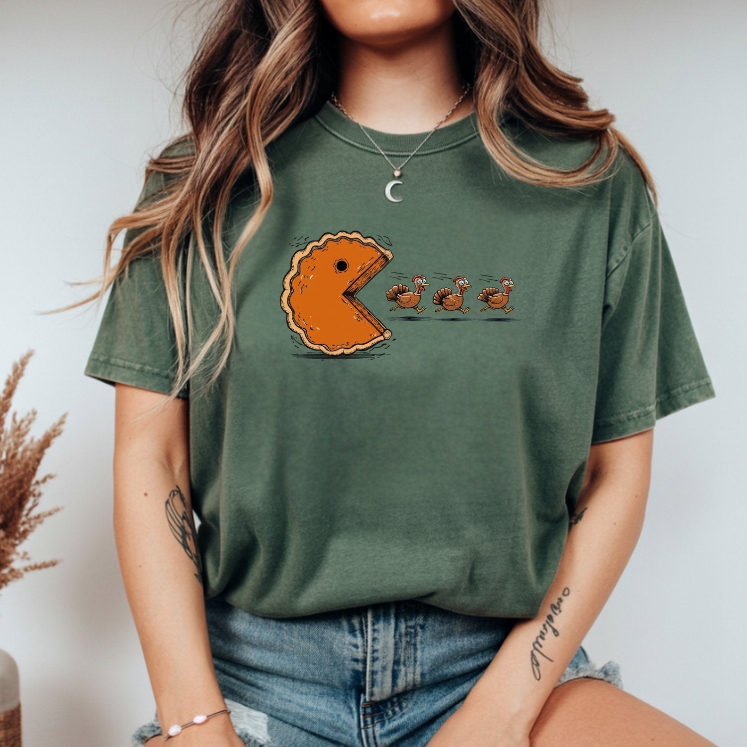 Retro Thanksgiving Pumpkin Pie Chasing Turkey Shirt – Funny Fall Vibes Tee
