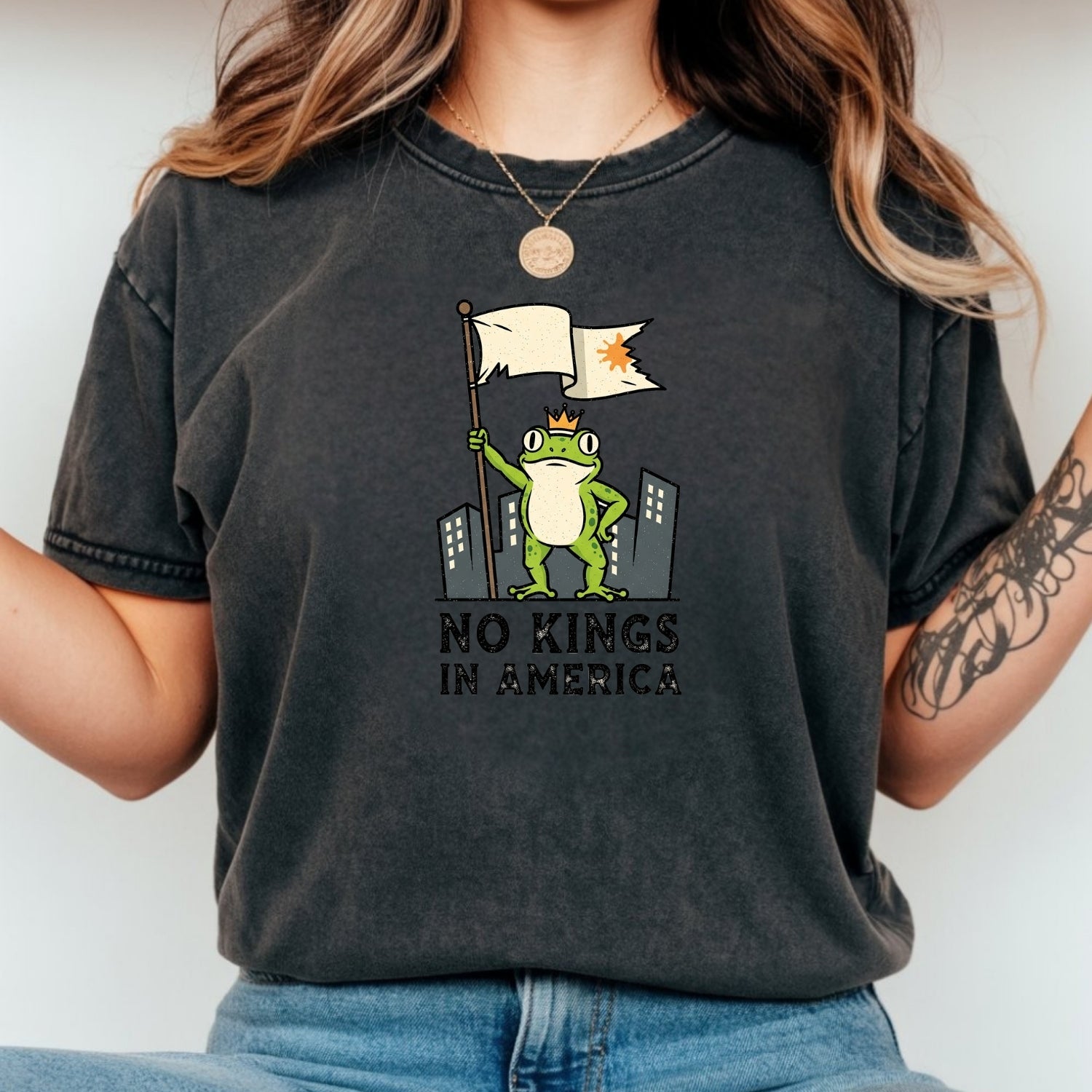 No Kings in America Frog T-Shirt – Rebellious Cartoon Graphic Tee – Funny Freedom Design