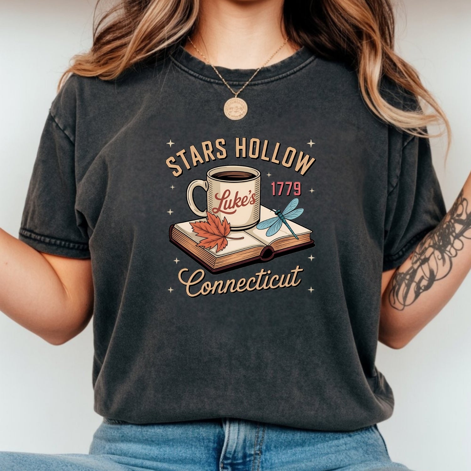 Retro Coffee Shop Tee – Stars Hollow Connecticut 1779 T-Shirt – Vintage Cafe Design