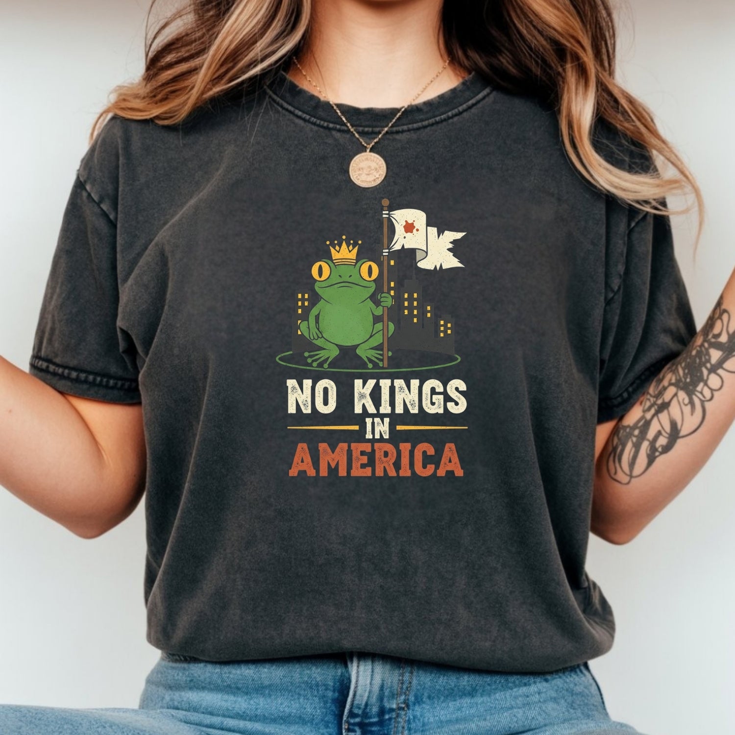 No Kings In American Frog Tee – Funny Cartoon Graphic T-Shirt – Patriotic Rebellion Top