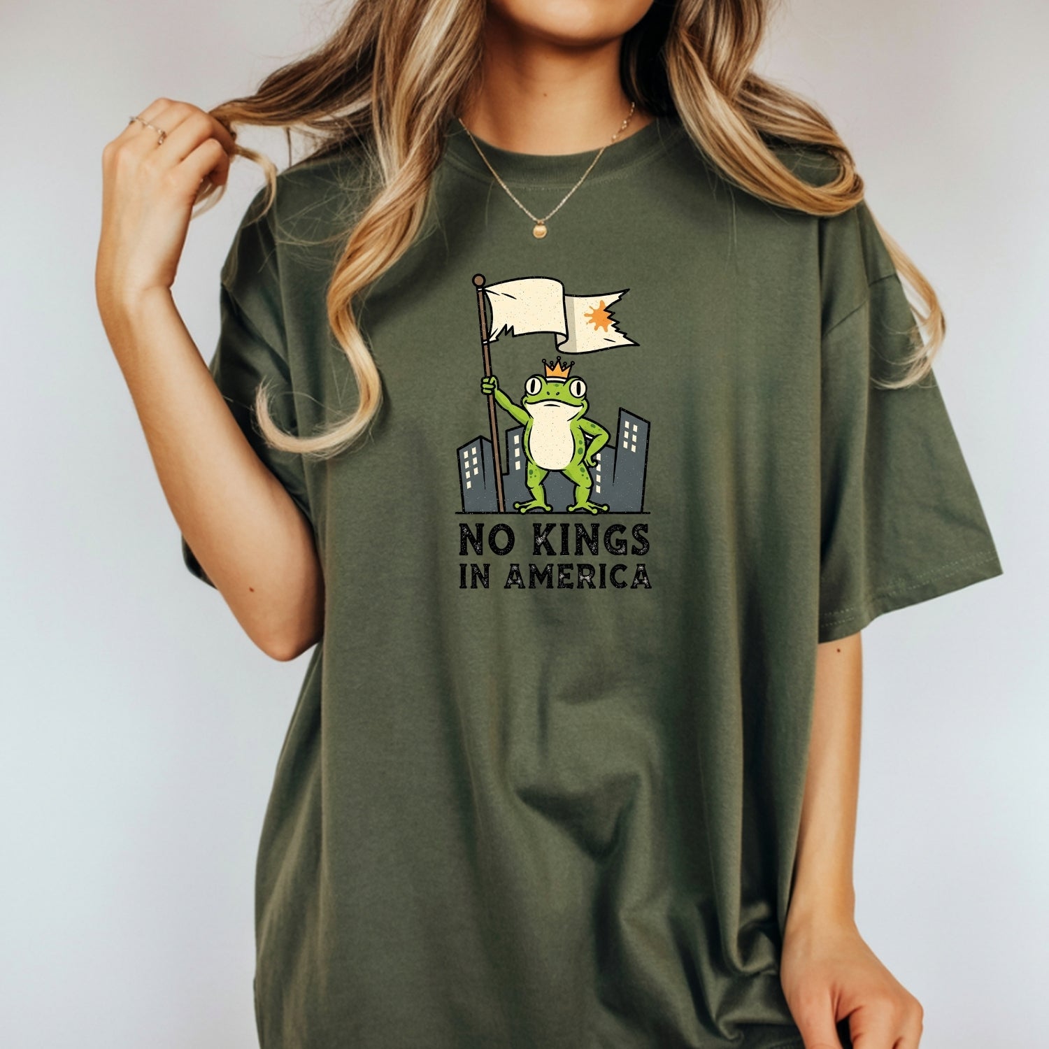 No Kings in America Frog T-Shirt – Rebellious Cartoon Graphic Tee – Funny Freedom Design