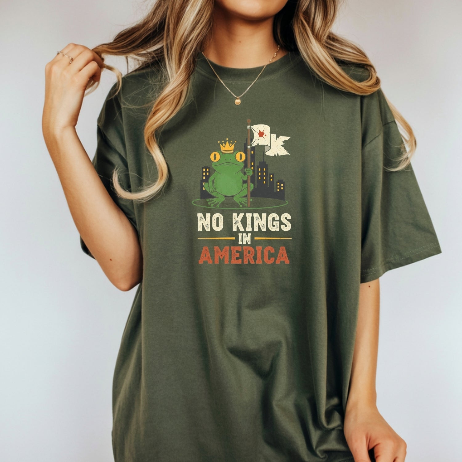 No Kings In American Frog Tee – Funny Cartoon Graphic T-Shirt – Patriotic Rebellion Top