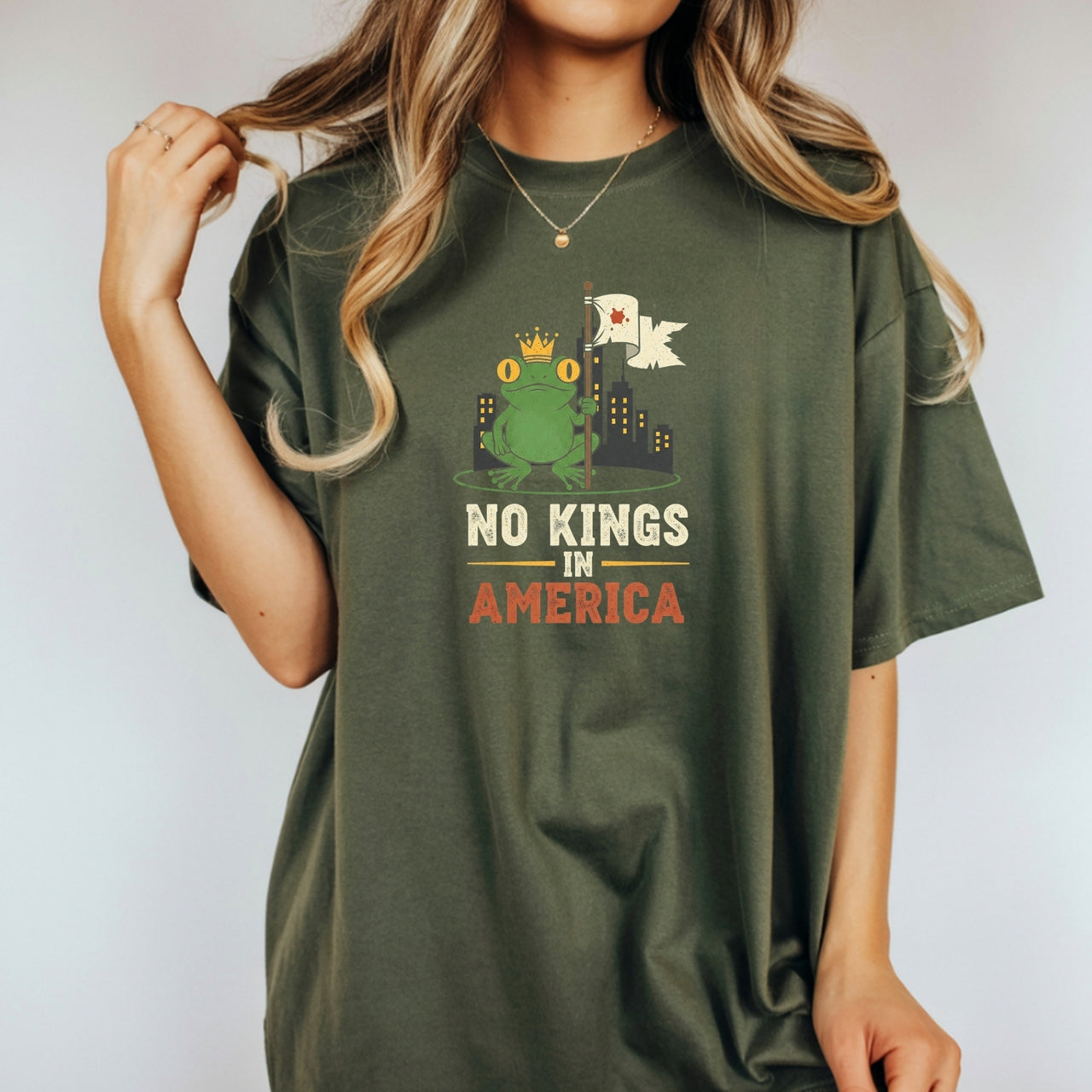 No Kings In American Frog Tee – Funny Cartoon Graphic T-Shirt – Patriotic Rebellion Top