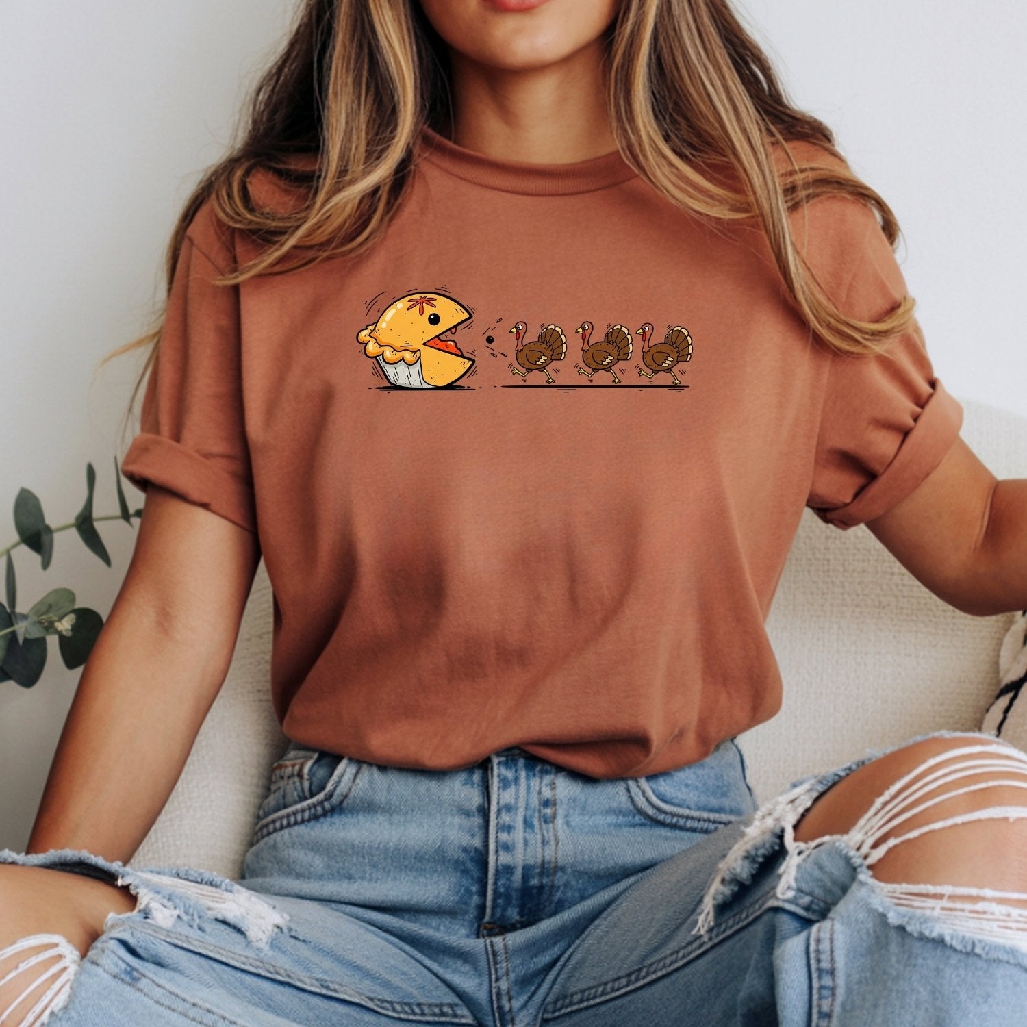 Funny Thanksgiving Shirt – Retro Pumpkin Pie Chasing Turkey Tee