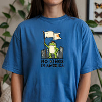 No Kings in America Frog T-Shirt – Rebellious Cartoon Graphic Tee – Funny Freedom Design