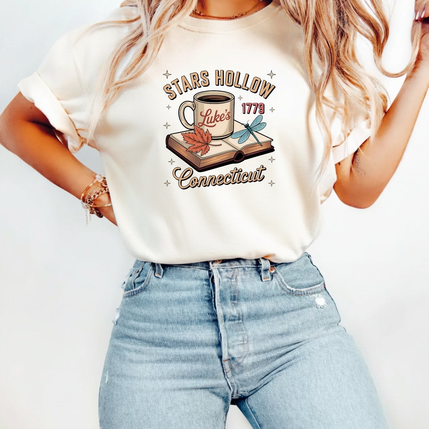 Retro Coffee Shop Tee – Stars Hollow Connecticut 1779 T-Shirt – Vintage Cafe Design