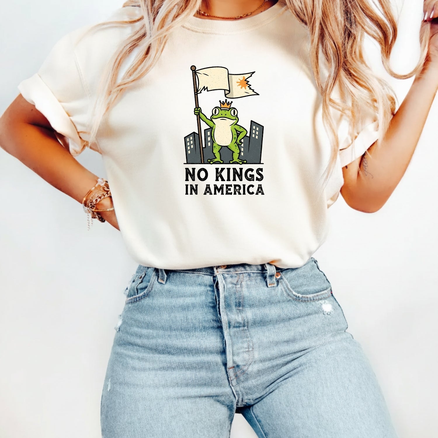 No Kings in America Frog T-Shirt – Rebellious Cartoon Graphic Tee – Funny Freedom Design