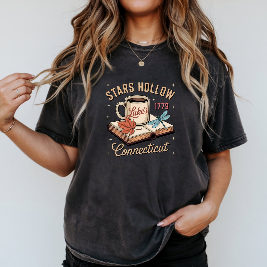 Retro Coffee Shop Tee – Stars Hollow Connecticut 1779 T-Shirt – Vintage Cafe Design