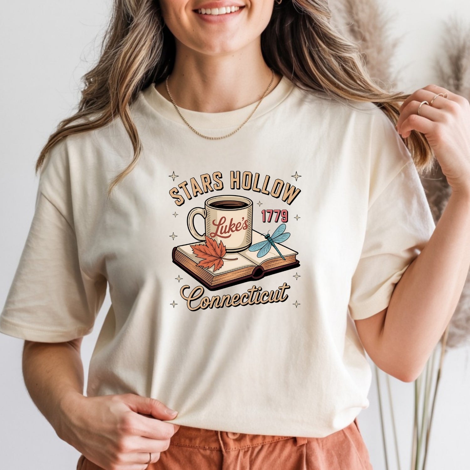 Retro Coffee Shop Tee – Stars Hollow Connecticut 1779 T-Shirt – Vintage Cafe Design