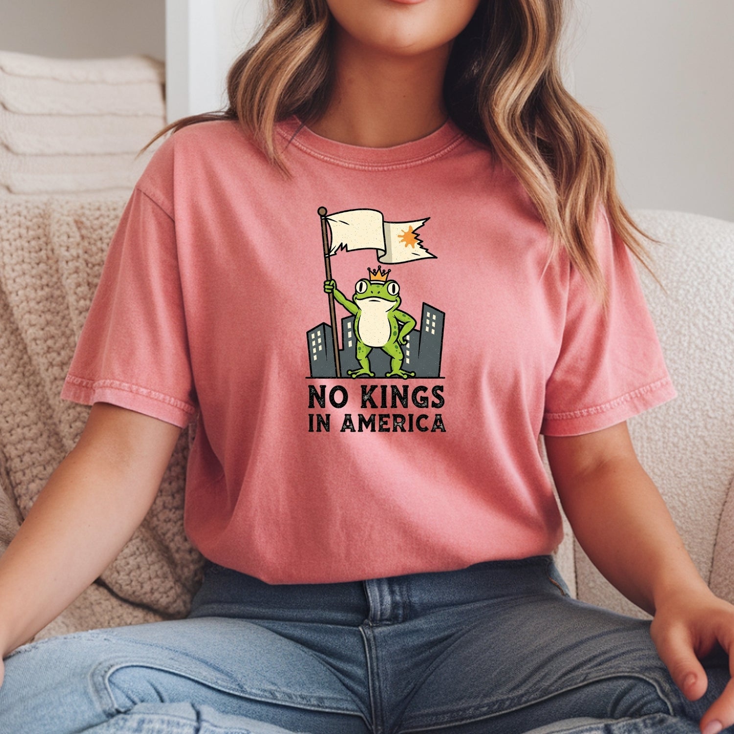 No Kings in America Frog T-Shirt – Rebellious Cartoon Graphic Tee – Funny Freedom Design