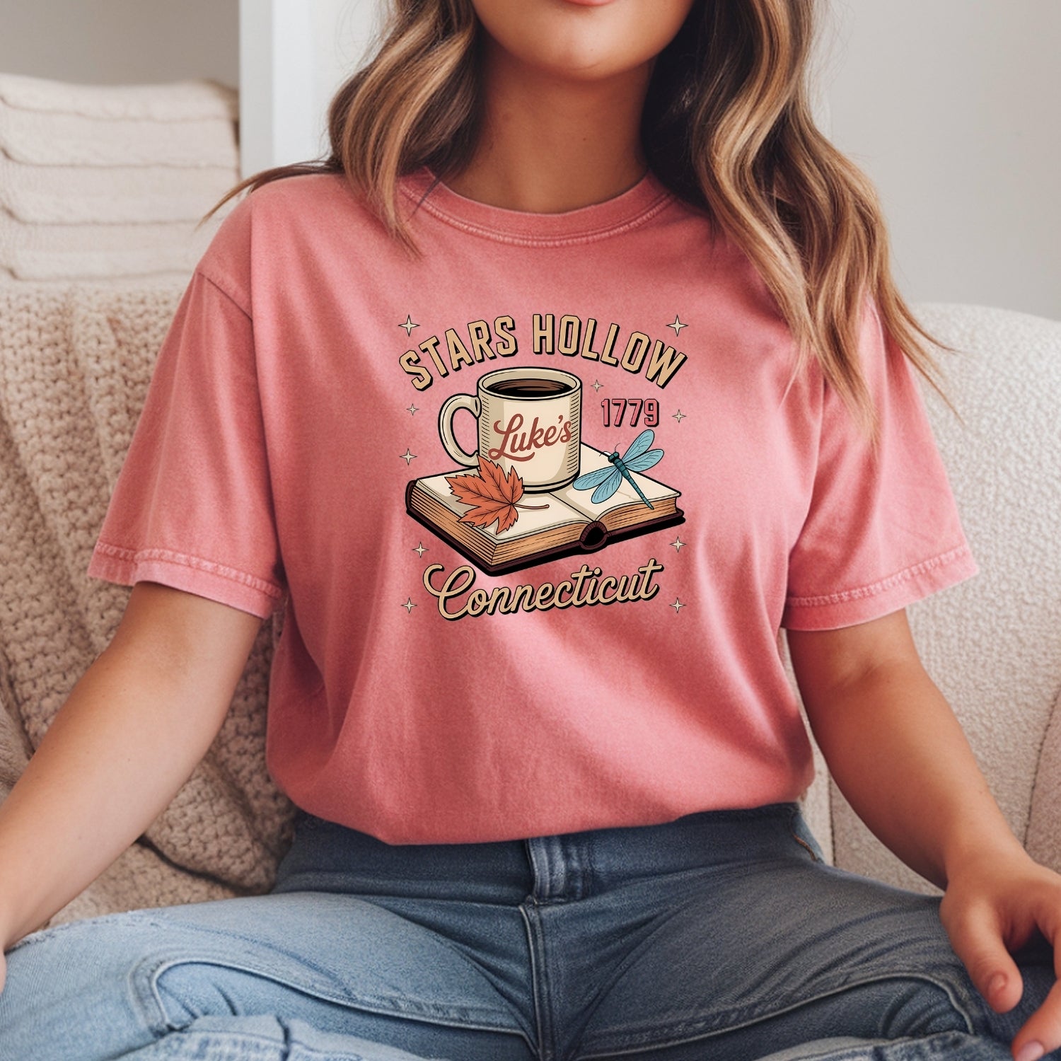 Retro Coffee Shop Tee – Stars Hollow Connecticut 1779 T-Shirt – Vintage Cafe Design