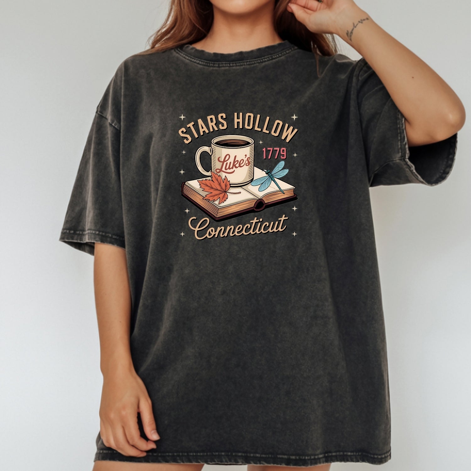 Retro Coffee Shop Tee – Stars Hollow Connecticut 1779 T-Shirt – Vintage Cafe Design