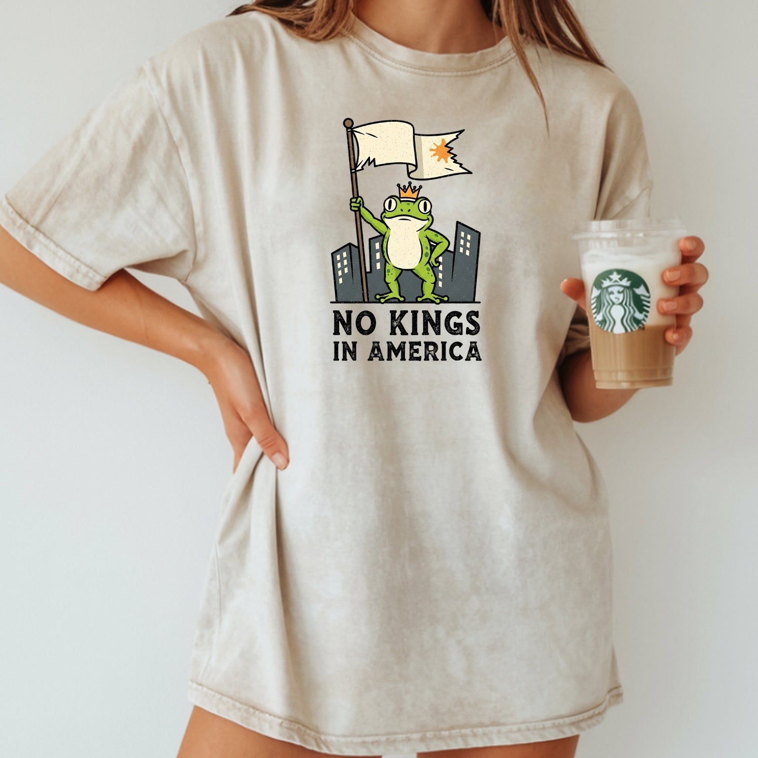 No Kings in America Frog T-Shirt – Rebellious Cartoon Graphic Tee – Funny Freedom Design