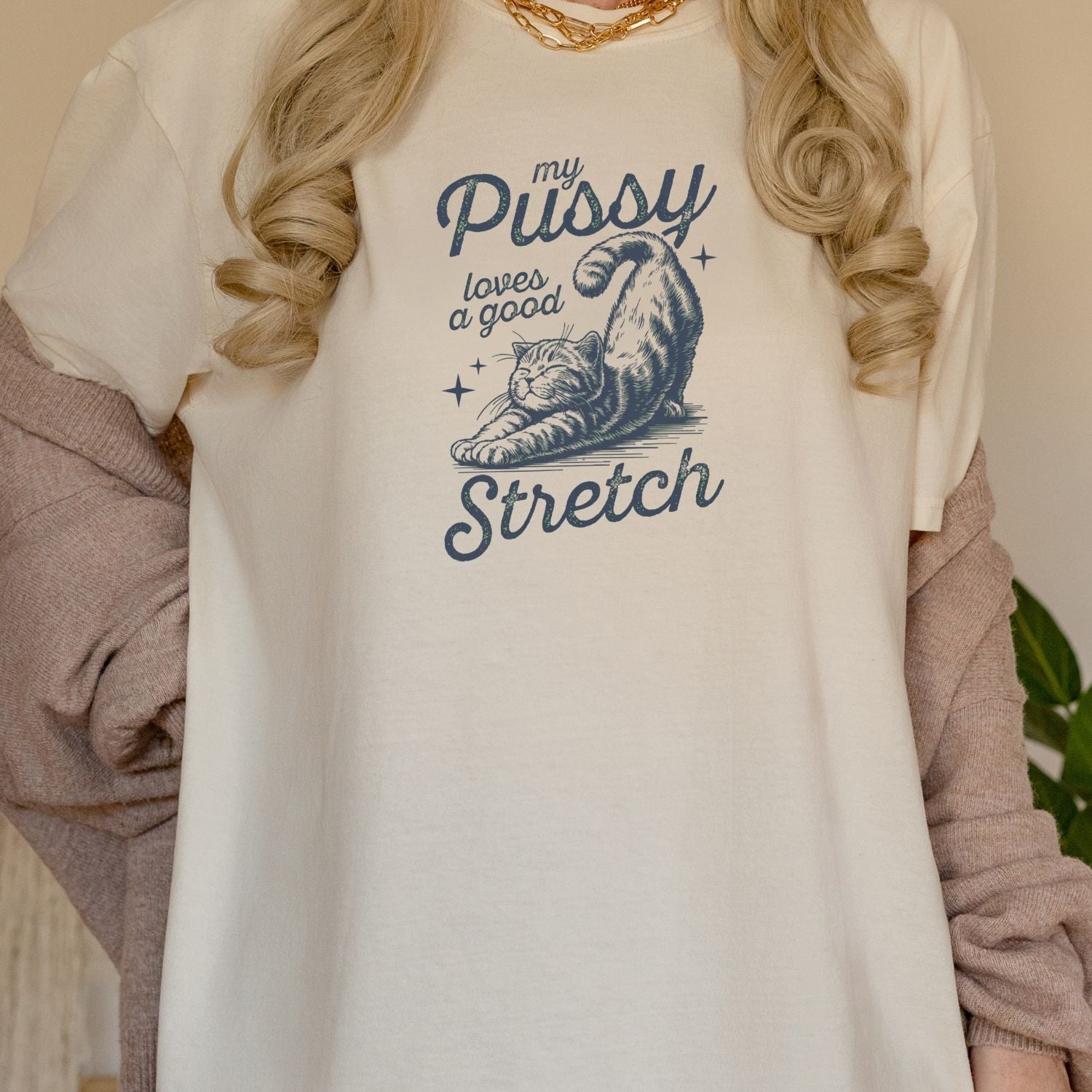 Cheeky Cat Shirt – Funny Stretching Cat Tee, Retro Humor Gift for Her