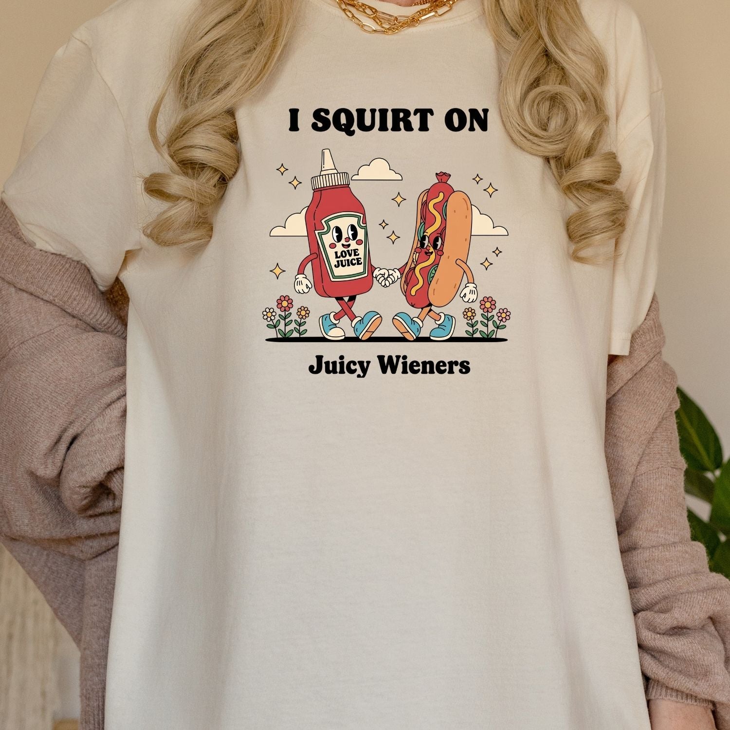 Retro Funny I Squirt On Juicy Wieners Hot Dog Tee - Raunchy Humor Shirt - Cute Food Meme T-Shirt