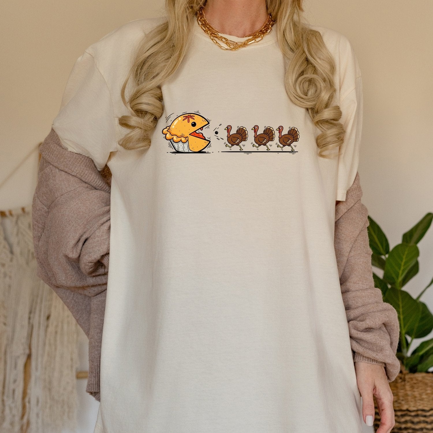 Funny Thanksgiving Shirt – Retro Pumpkin Pie Chasing Turkey Tee