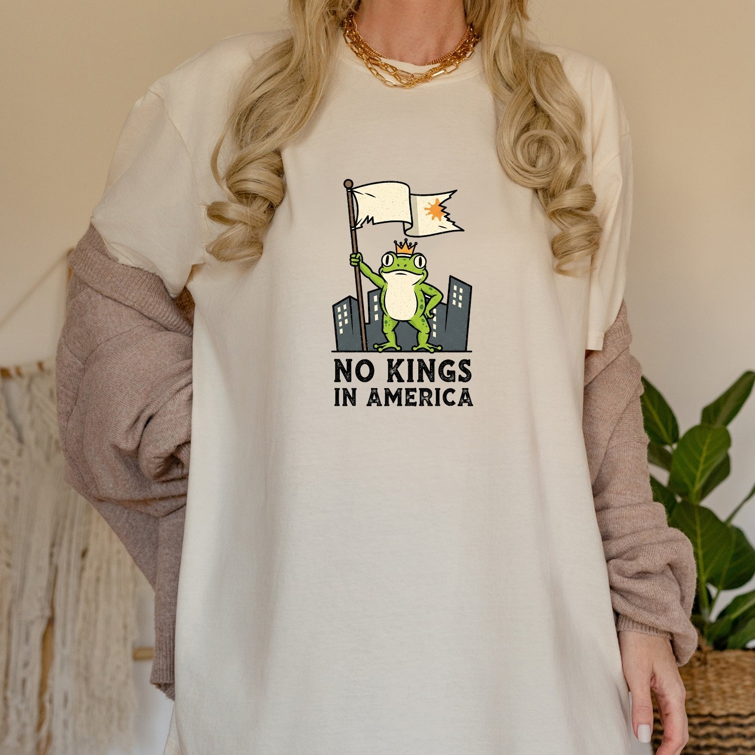 No Kings in America Frog T-Shirt – Rebellious Cartoon Graphic Tee – Funny Freedom Design