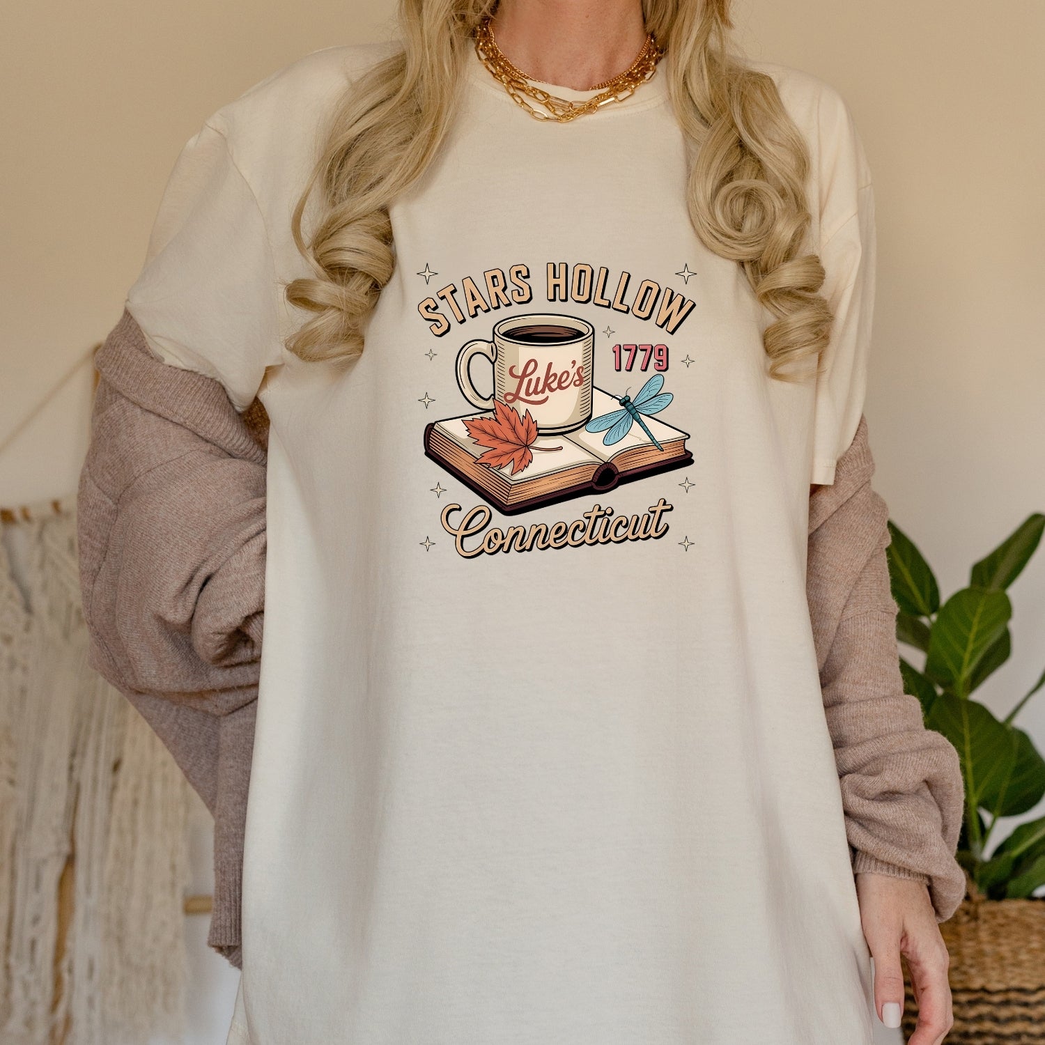 Retro Coffee Shop Tee – Stars Hollow Connecticut 1779 T-Shirt – Vintage Cafe Design