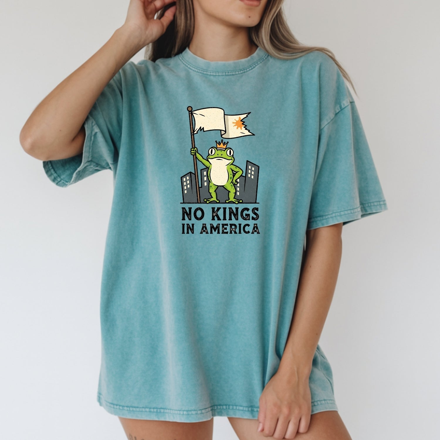No Kings in America Frog T-Shirt – Rebellious Cartoon Graphic Tee – Funny Freedom Design