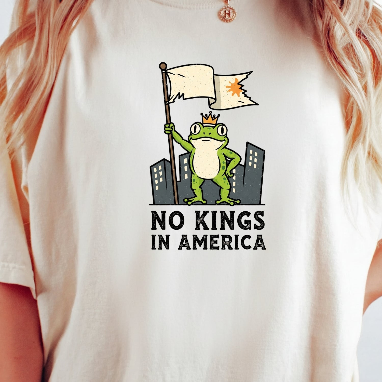 No Kings in America Frog T-Shirt – Rebellious Cartoon Graphic Tee – Funny Freedom Design
