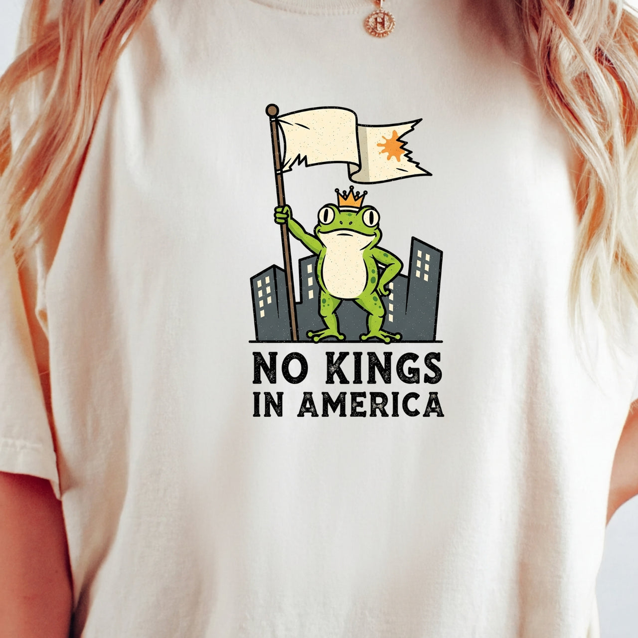 No Kings in America Frog T-Shirt – Rebellious Cartoon Graphic Tee – Funny Freedom Design