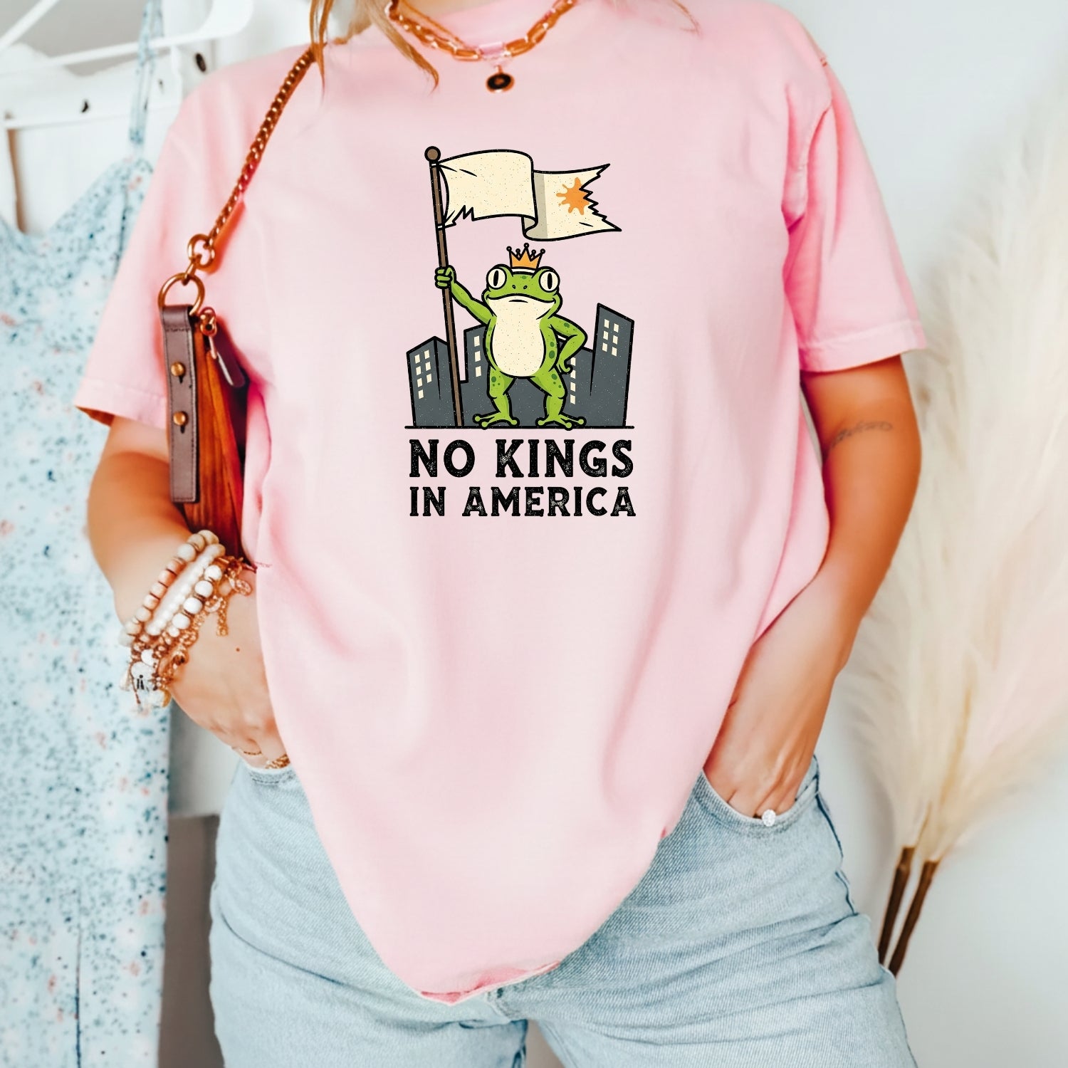 No Kings in America Frog T-Shirt – Rebellious Cartoon Graphic Tee – Funny Freedom Design