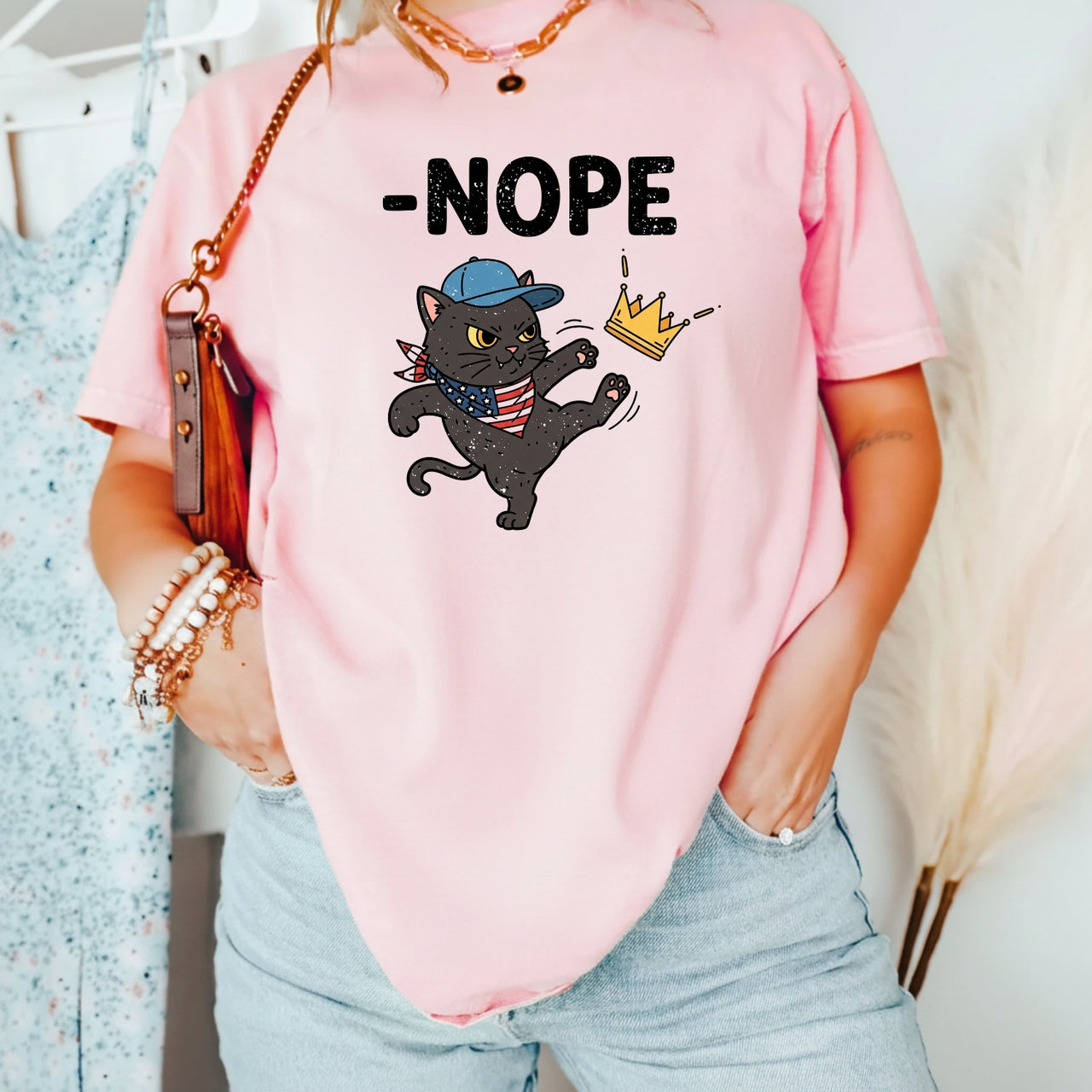 No Kings in America Tee – Black Cat Parody Shirt – Liberty & Humor Graphic Top