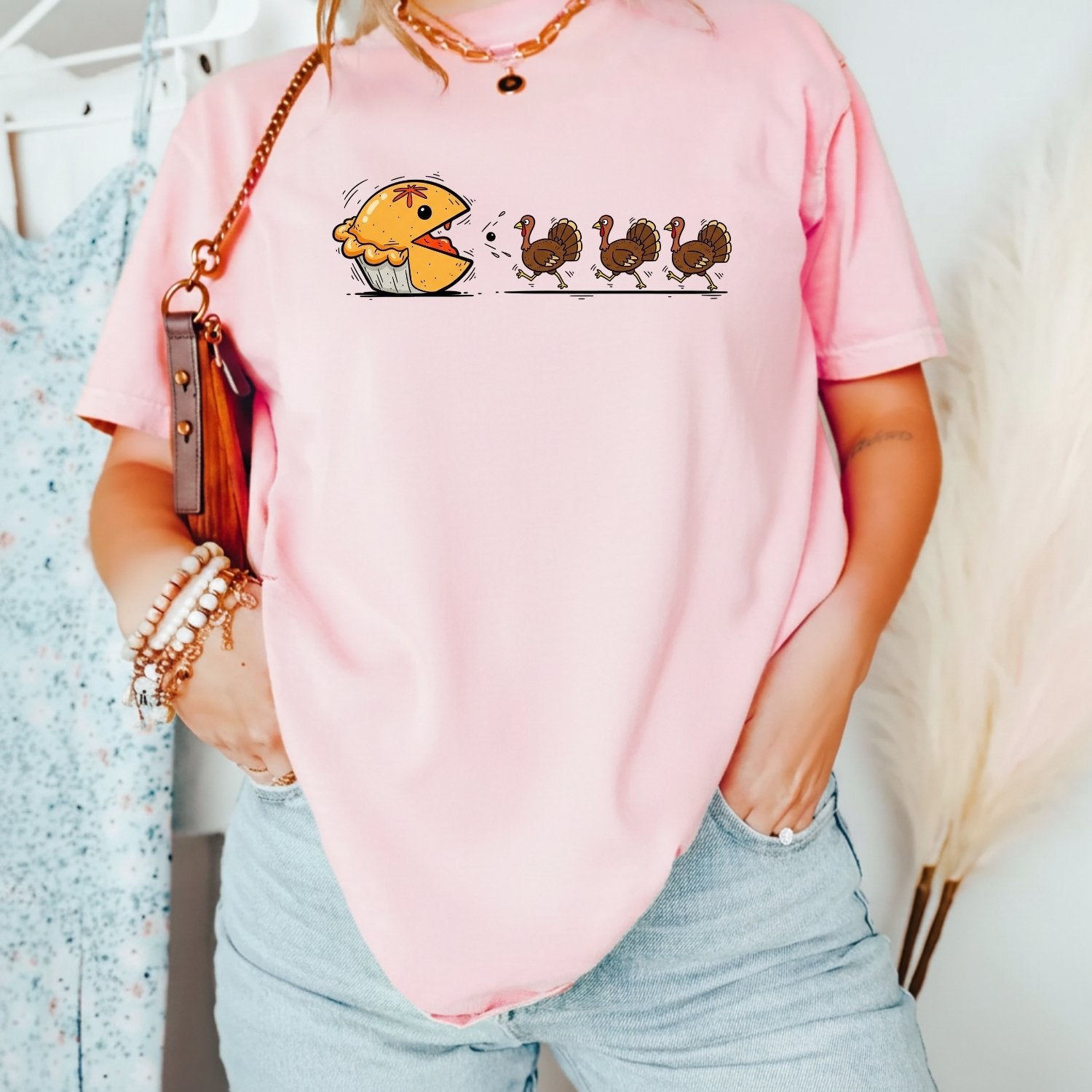 Funny Thanksgiving Shirt – Retro Pumpkin Pie Chasing Turkey Tee