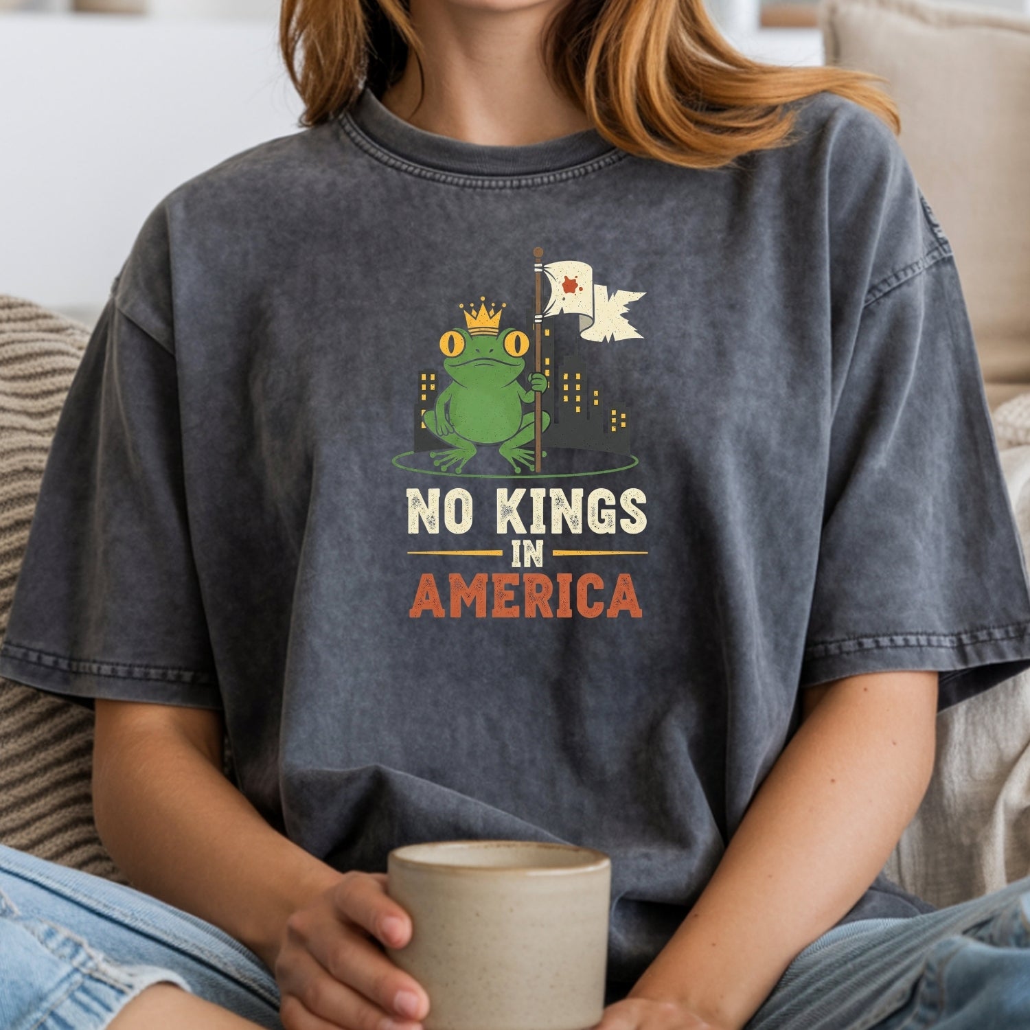 No Kings In American Frog Tee – Funny Cartoon Graphic T-Shirt – Patriotic Rebellion Top