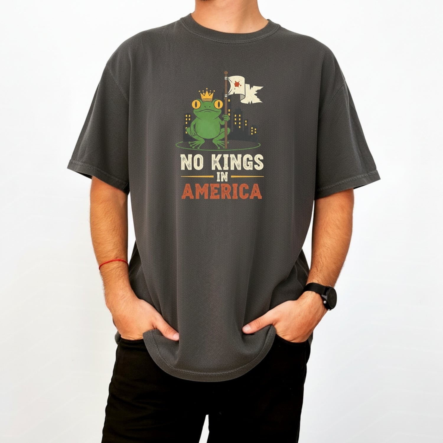 No Kings In American Frog Tee – Funny Cartoon Graphic T-Shirt – Patriotic Rebellion Top