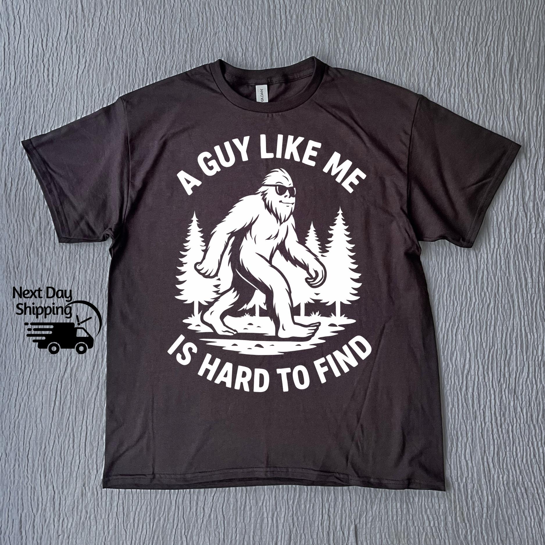 Funny Retro Bigfoot Graphic T-Shirt - A Guy Like Me Is Hard to Find Tee