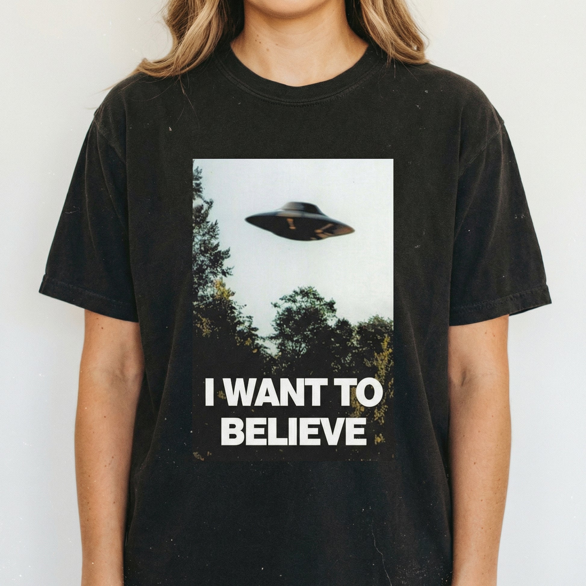I Want to Believe UFO Graphic T-Shirt – Vintage Alien Poster Style Tee