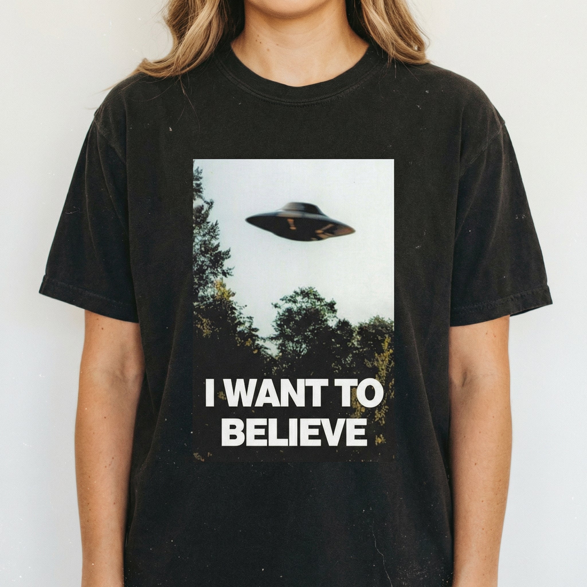I Want to Believe UFO Graphic T-Shirt – Vintage Alien Poster Style Tee
