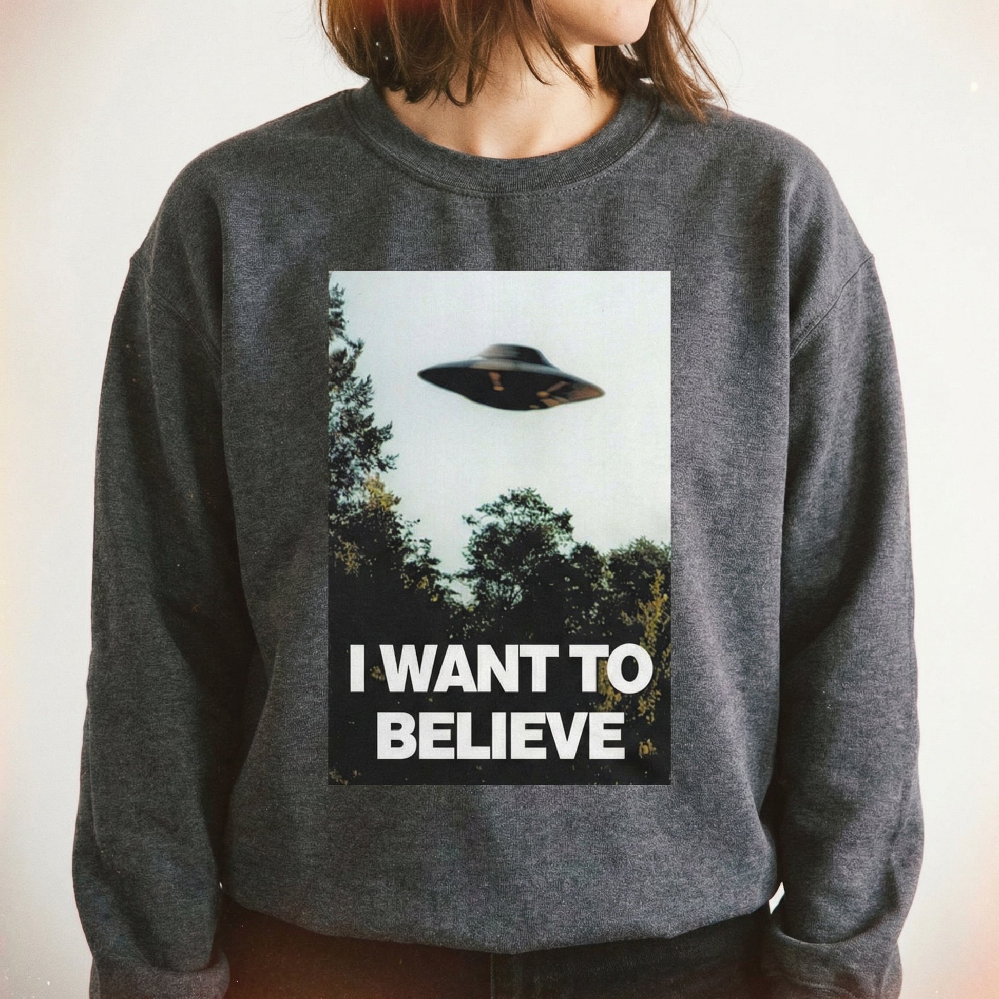 I Want to Believe UFO Graphic T-Shirt – Vintage Alien Poster Style Tee