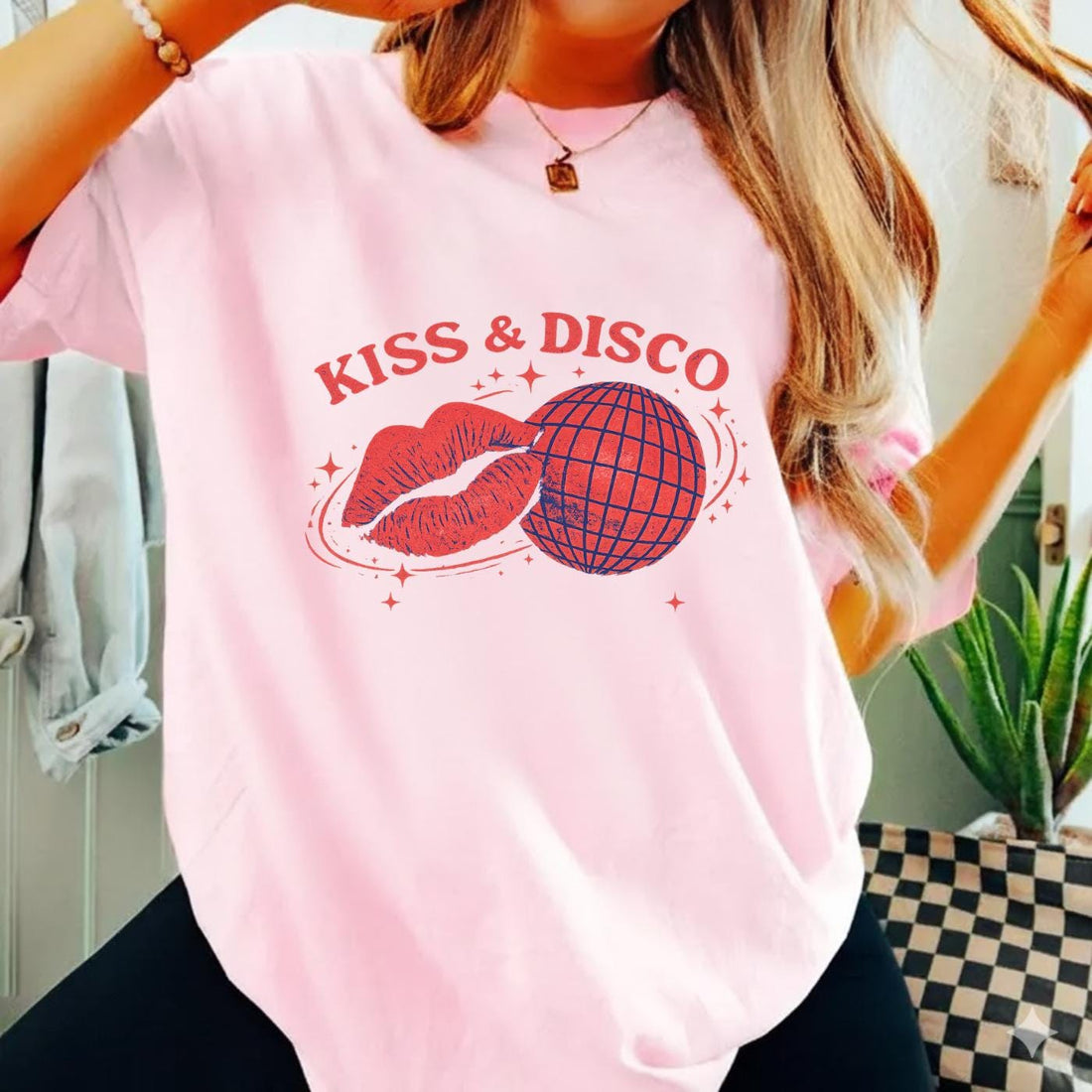 Retro Disco Lips Graphic T-Shirt – Funky Vintage Party Unisex Tee