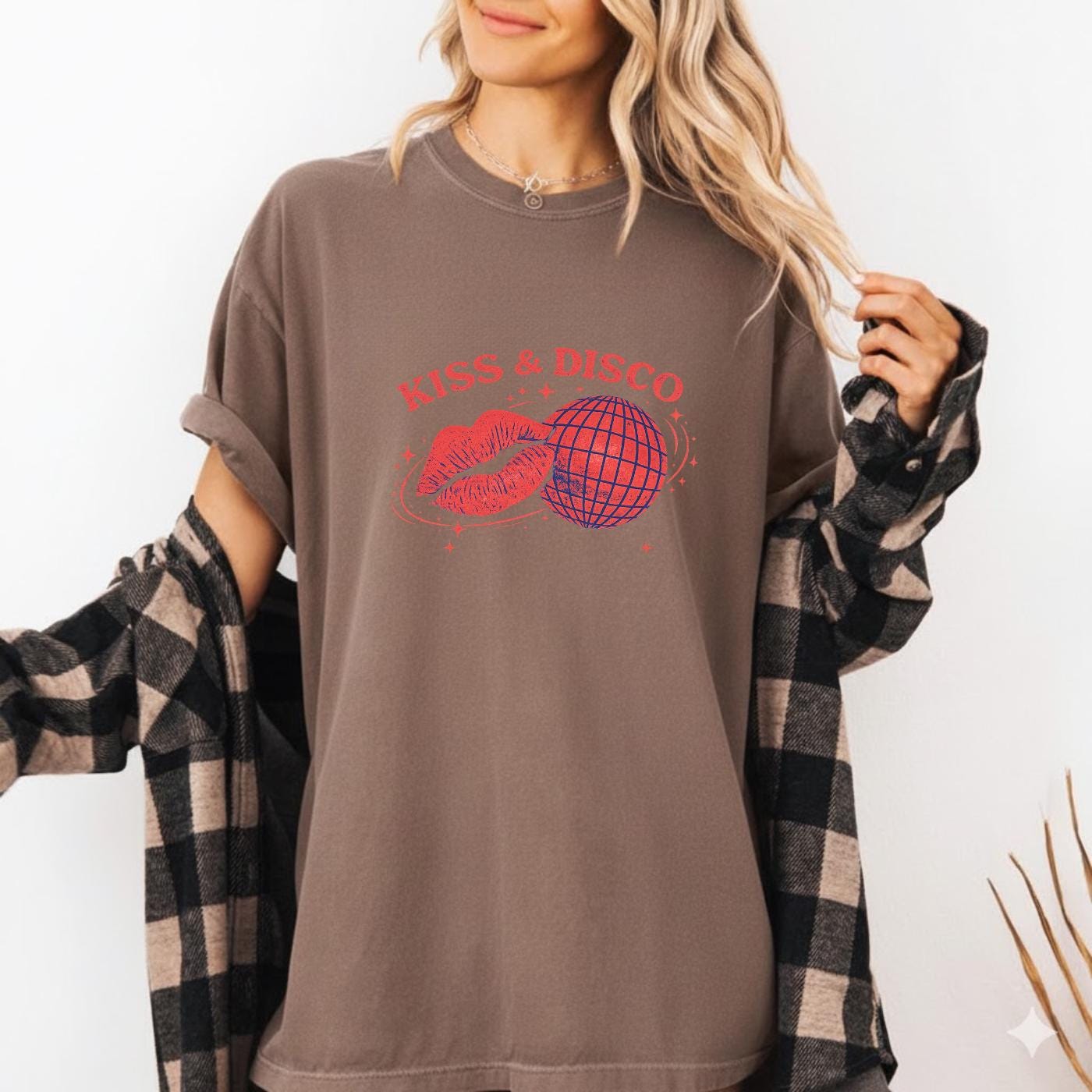 Retro Disco Lips Graphic T-Shirt – Funky Vintage Party Unisex Tee